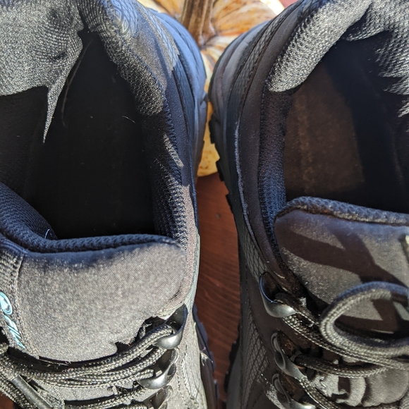 Fila Waterproof sz9 Runners - Picture 5 of 5